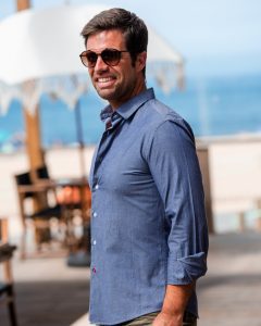 Homem com Camisa Regular Fit | Ducenti